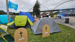 Los trabajadores de Ence Navia instalan tiendas de campa�a frente a la f�brica