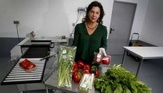 Bel�n G�mez, de Casa de Vilarullo, en la peque�a planta envasadora con la que complementan su producci�n agr�cola propia.