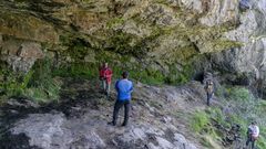 Descubriendo las pinturas rupestres halladas en un cueva de Casaio