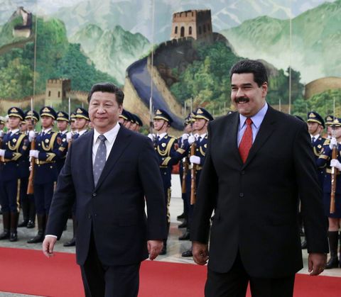 Xi y Maduro pasan revista a la guardia de honor en el Gran Palacio del Pueblo de Pekn. 