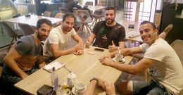 Amigos y rivales. Los deportistas del Boiro, Herbert y Cano, juegan a las cartas con sus excompaeros, Marcos Caridad y Agull. Los cuatro compartieron vestuario y todava mantienen una gran amistad. 