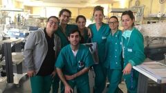 Mar�a Somoza lleva 16 a�os viviendo en la costa oeste del mar Adri�tico, es enfermera y fue la primera de su promoci�n. En la imagen, a la izquierda de una fotograf�a en la que posa con sus compa�eros en dependencias de la unidad de neonatolog�a del hospital de Marcas