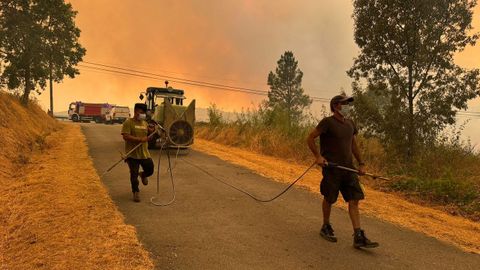 Varios vecinos afectados se movilizan por los incendios en la localidad de A Portela, en Petín, en el mes de agosto