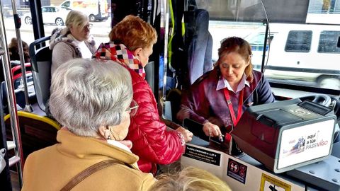 Usuarios pagando el billete en un autob�s urbano