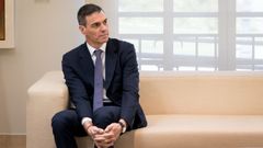 Pedro S�nchez, esperando al lehendakari en el palacio de la Moncloa