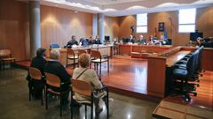 El ex secretario general del SOMA-UGT Jos� �ngel Fern�ndez Villa (2i), en la Secci�n Tercera de la Audiencia Provincial de Oviedo para enfrentarse al juicio por un presunto delito de apropiaci�n indebida de fondos del sindicato, por el que la Fiscal�a pide una pena de cinco a�os de c�rcel.
