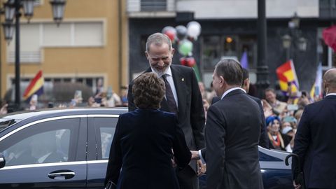 El Rey Felipe VI saludando a Alfredo Canteli, alcalde de Oviedo, en su llegada al teatro Campoamor