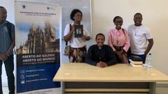 Presentacin do libro de Manoel Carrete no Centro de Estudos Galegos da Universidade Catlica de Mozambique. No centro, sentado, Bonifcio Conde, coordinador do lectorado de galego desta institucin