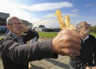 Uno de los momentos del campeonato de tirabalas celebrado en el entorno del centro cultural. 
