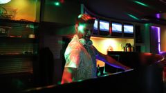 Suso Pe�n, m�s conocido como DJ Jalaiko, pinchando durante las Festas do Ver�n de Boiro en el pub Gav�.