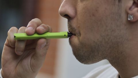 Un joven hace uso de un vapeador.