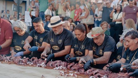 Los pulpeiros de O Carballi�o prepararon la tapa m�s grande del mundo