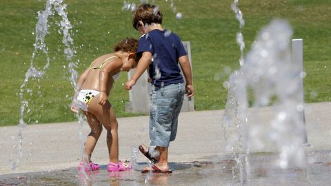 nios jugando en una fuente 