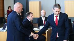 El liberal Kemmerich (izquierda) estrecha la mano del ultraderechista Bjoern Hoecke tras ser elegido primer ministro de Turingia