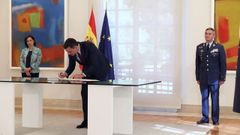 Pedro S�nchez firma ante la ministra de Defensa, Margarita Robles, la directiva de defensa nacional, que regula las posibles implicaciones para la seguridad de acontecimientos como la crisis del coronavirus