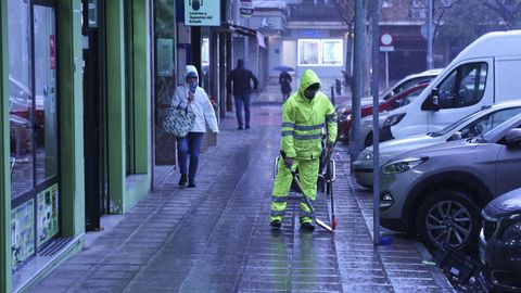 Un empleado limpia una calle este jueves en Toledo.
