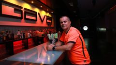 Alberto Vidal, propietario del pub Gav� de Boiro