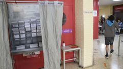 Papeletas en la cabina instalada en el colegio electoral del local de CC.OO.