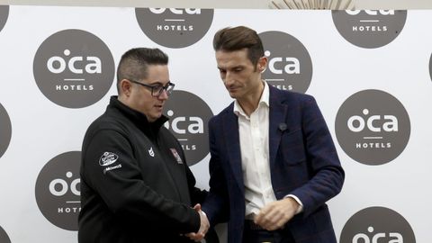 Epi saluda a Lalo Crespo, director del hotel Oca Puerta del Camino, que ofici&oacute; como anfitri&oacute;n en la rueda de prensa previa al partido ante el Real Madrid