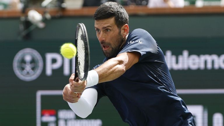Novak Djokovic, durante su partido contra Aleksandar Kovacevic en Indian Wells.