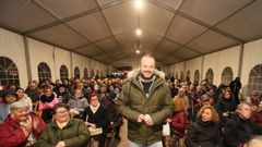 El ganador del viaje a Menorca, Carlos de la Cu�tara, dirigi�ndose a entregar la rifa premiada