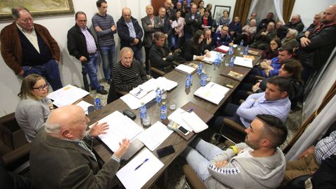 El alcalde de Monterroso, Antonio Gato, a la izquierda, junto a los tres ediles del PSOE, a la derecha