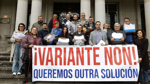 El alcalde de Caldas, Jacobo P�rez, con las plataformas afectadas por la variante oeste, en una entrega de firmas en la Subdelegaci�n del Gobierno el pasado noviembre