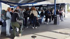 Usuarios del bus metropolitano A4, accediendo al autocar que conecta Alvedro con el centro de A Coru�a