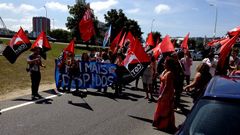 Trabajadores de Extel cortan el trafico por los despidos en la empresa