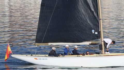 El rey emrito sale al fin a navegar por la ra de Pontevedra