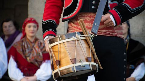 Desfile de traje tradicional gallego en el Domingo das Mozas