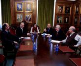 Agust�n Fern�nez (tercero por la derecha), ayer, junto a Ana Isabel V�zquez y t�cnicos de la Diputaci�n.