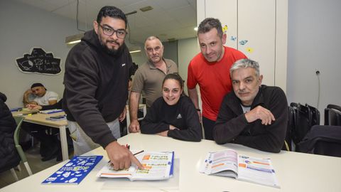 Alumnos en el aula de Ecovial donde preparan el Certificado de Aptitud Profesional para conducir camiones