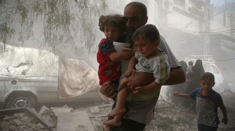 Un hombre huye de los bombardeos del r�gimen sobre la sitiada Douma, bajo el control rebelde en el suburbio de Damasco.
