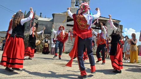 La procesin y los bailes tienen lugar tras la misa y frente a la iglesia parroquial de A Cervela