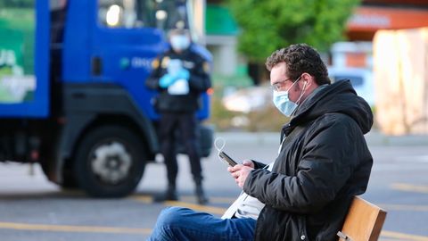 Entrega de mascarillas por las calles de Vigo