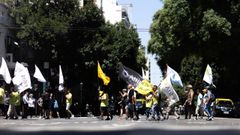 Manifestantes con banderas durante la manifestaci�n contra la reforma laboral que promueve el Gobierno de Javier Milei en Argentina