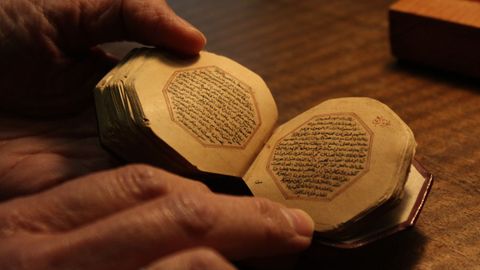 As� luce el interior del libro m�s peque�o de la Universidad de Oviedo