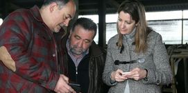 Lara M�ndez y Jos� Carlos Vega, de Africor, probando la aplicaci�n.