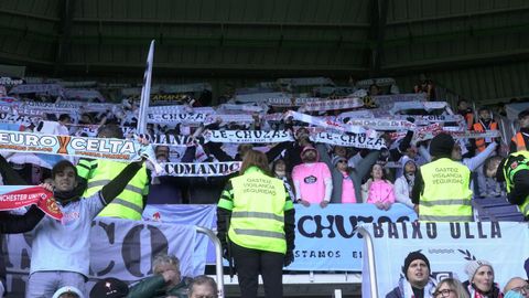 Aficionados del Celta, en la grada visitante de Mendizorrotza, que estuvo muy concurrida.