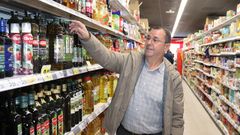 Eugenio Tob�o denuncia robos constantes en los dos supermercados que regenta en Ribeira.