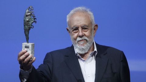 El director de cine Gonzalo Suárez, recogiendo la Calpurnia de Honra del Ourense Film Festival (OUFF) en septiembre del 2021. 