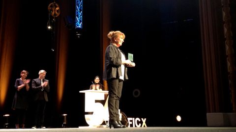Mercedes Sampietro, con su premio Mujer de Cine. Al fondo, Carmen Moriy�n y Nacho Carballo