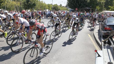 El pelotn de La Vuelta a Espaa, en accin en el casco urbano de Noia en el 2016.