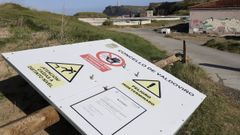 Cartel del Concello de Valdovio advirtiendo del riesgo de acceder a las instalaciones, tirado