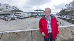 Jos� Varela posa desde uno de los principales miradores al puerto de Malpica