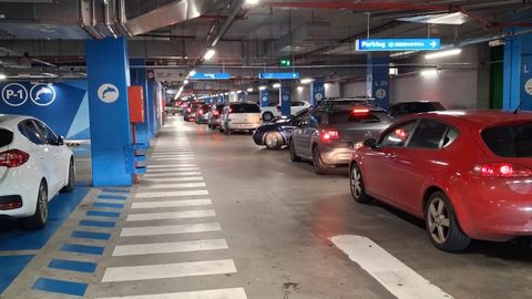 Tambi�n se registraron atascos dentro del propio p�rking del centro comercial Marineda City