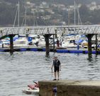 El puerto est� junto a la playa de Arelaonga. 