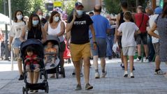 Imagen de la calle peatonal de Boiro, municipio que ha pasado de 204 a 113 casos activos en una semana.