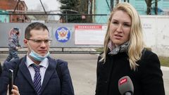 Los m�dicos de Navalni, el cardi�logo Yaroslav Ashijmin y Anastasia Vasilyeva, hablan con la prensa tras negarsele la entrada al hospital del penal IK-3.